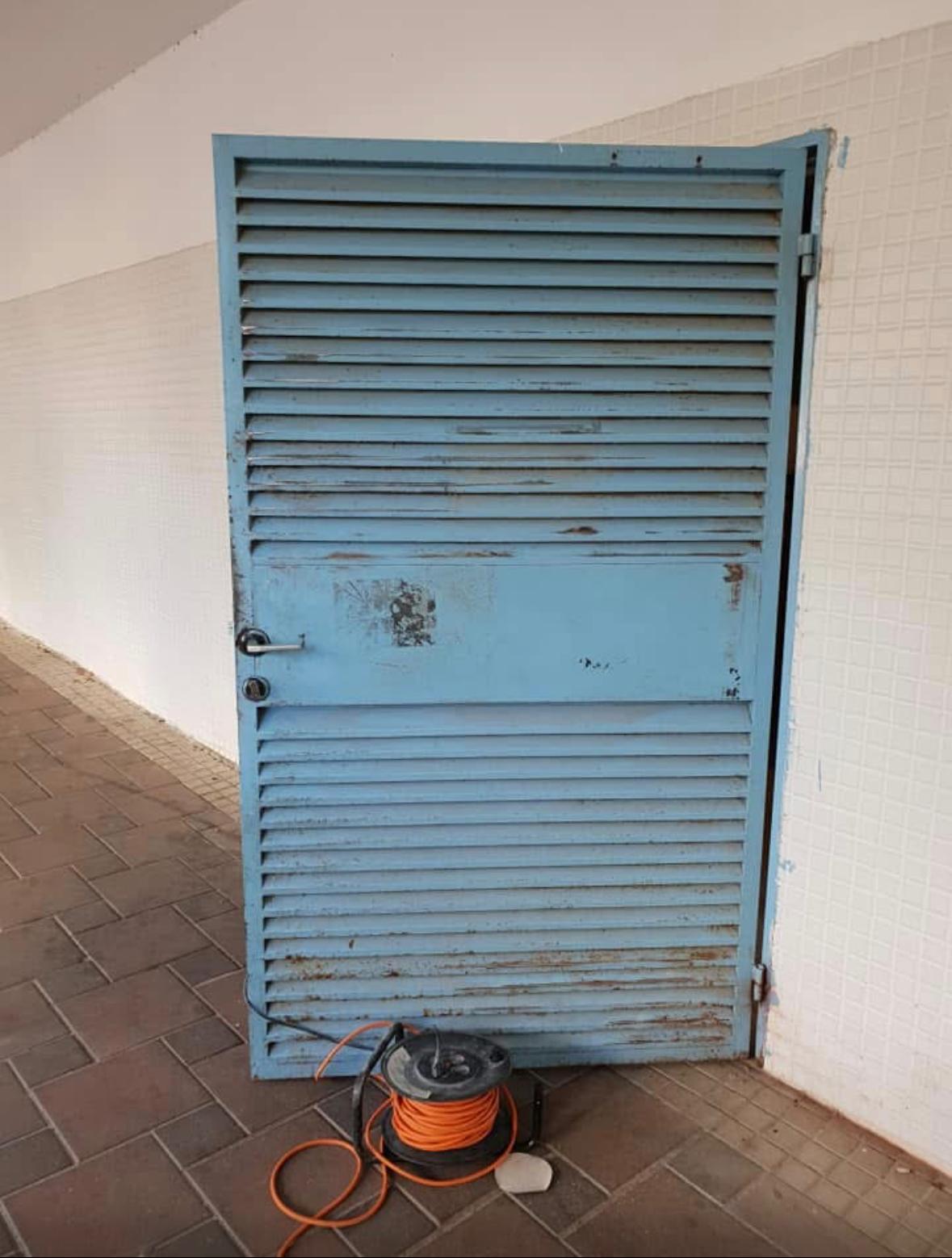 דלת לפני החידוש — צבע מתקלף וחלודה